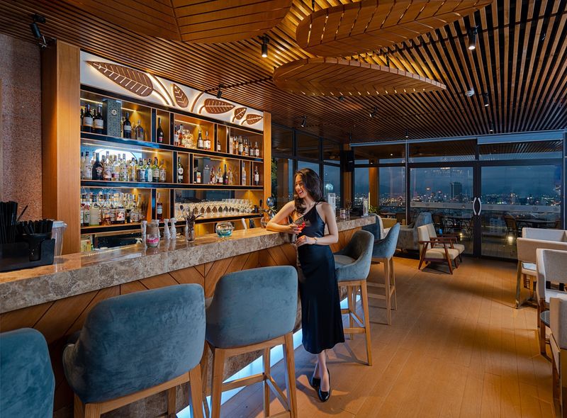 Hình ảnh quầy bar cong