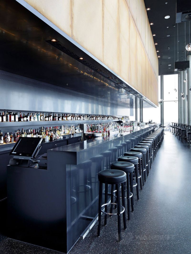 Quầy bar đá nhân tạo màu đen